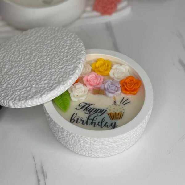 شمعة فرح – تصميم وردي بعبارة مخصصة